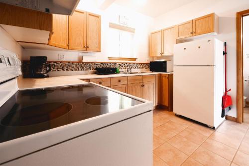 海恩斯Apartment Dolphin House的厨房配有白色冰箱和木制橱柜。