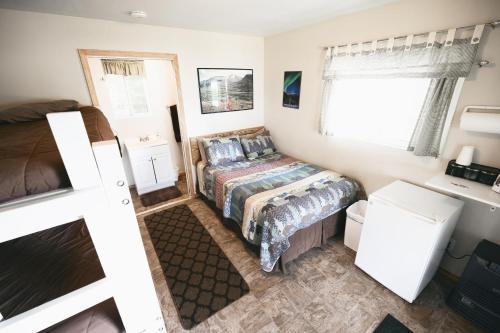 海恩斯Cabin 3 Lynn View Lodge的一间小卧室,配有床和窗户