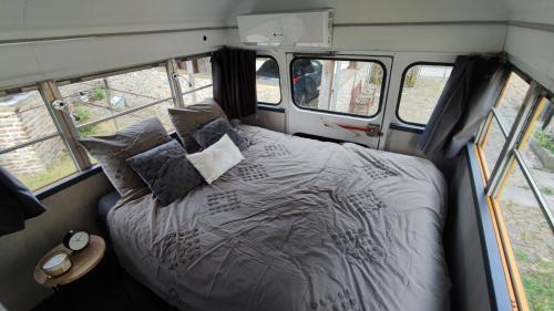 BassengeThe School Bus的一张位于货车后面的床位,带窗户