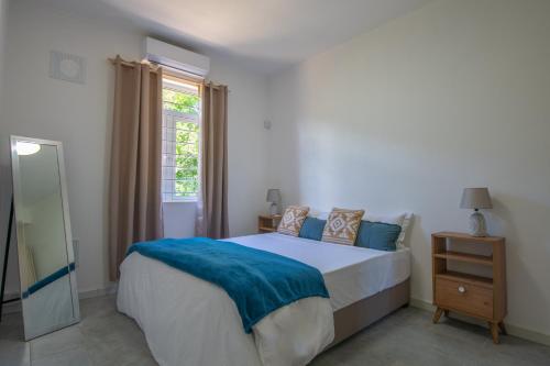 Coteau RaffinLes Pêcheurs的一间卧室设有一张大床和一个窗户。