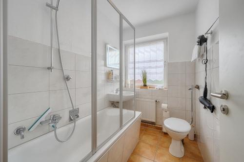 纳堡Select-Home 3 - Netflix - Parkplatz - Business Home的带淋浴、卫生间和盥洗盆的浴室