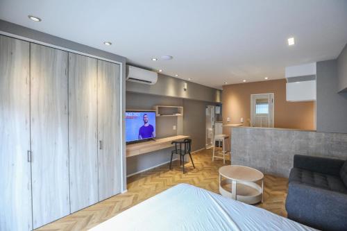 东京ZDT-406的一间卧室配有一张床,并在一间客房内配有电视。