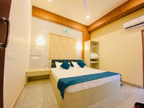 瓦拉纳西Golden Lotus Varanasi的酒店客房配有一张床和浴缸。