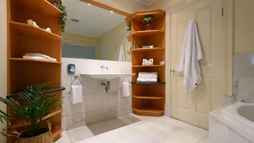 戴尔斯福特Lakeside Suite 3 - Lake View & Spa Bath的浴室配有盥洗盆、卫生间和浴缸。