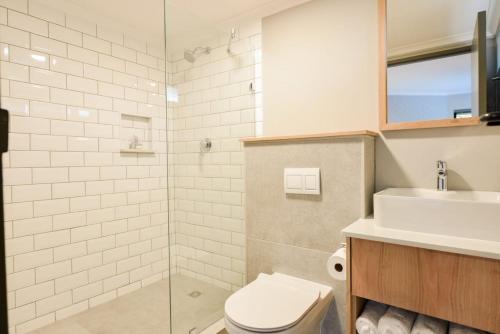 开普敦All Africa House (University Of Cape Town)的浴室配有卫生间、盥洗盆和淋浴。