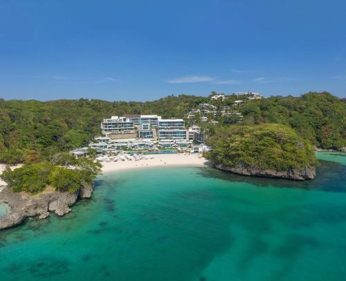 长滩岛绯红度假酒店&Spa长滩岛的海滩上的度假村的空中景观