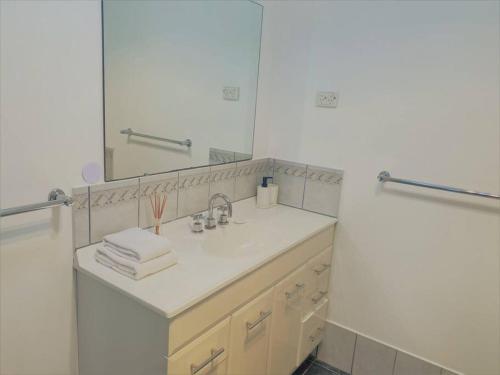 埃斯佩兰斯Thistledome的白色的浴室设有水槽和镜子