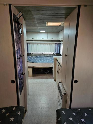 切尔诺莫雷茨Каравана ИГЛАНД的一间小房间,房间内设有一张床