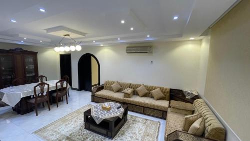 Madīnat Yanbu‘ aş Şinā‘īyahH5-hاتش5的客厅配有沙发和桌子