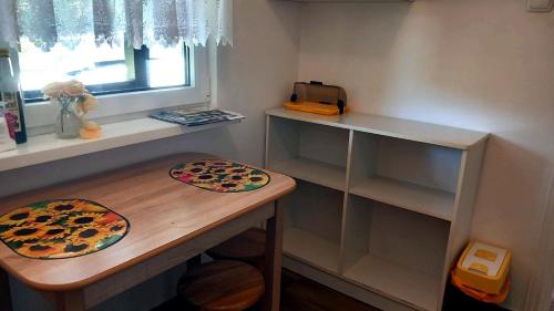 斯莫尔德兹诺Sloneczko1的木桌上带两个盘子的小厨房