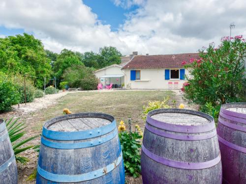Jau-Dignac-et-LoiracHoliday Home Pontac-Gadet 2 - JDL101 by Interhome的一组酒桶在房子前面