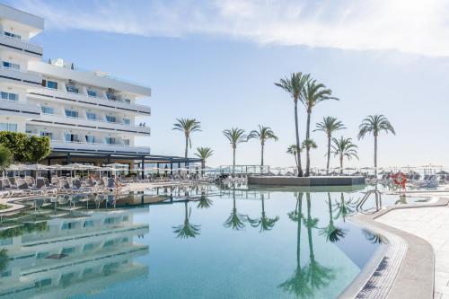 阿尔库迪亚港Hotel Condesa的度假酒店游泳池的 ⁇ 染