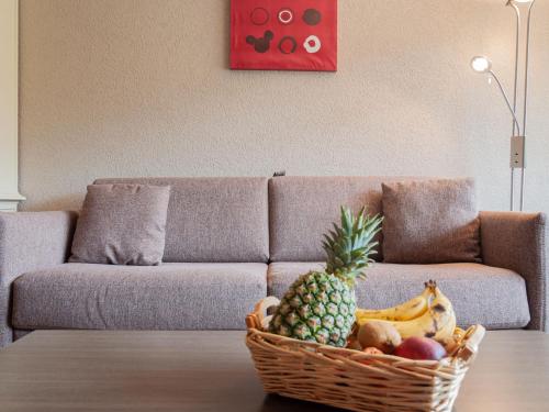 西维耶兹Apartment Rosablanche C61 by Interhome的沙发前桌子上的一篮水果