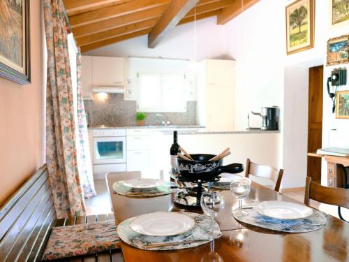 AnvéudaHoliday Home Casa Felice by Interhome的厨房配有带盘子和酒杯的桌子