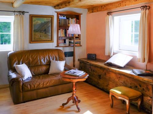 AnvéudaHoliday Home Casa Felice by Interhome的客厅配有真皮沙发和桌子