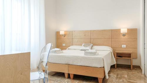 托雷圣乔万尼乌Ammarèa B&B的一间卧室配有一张床和一把椅子
