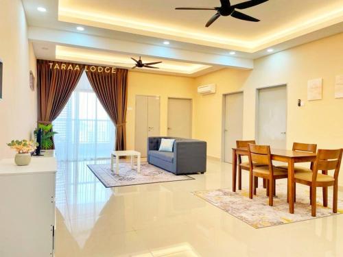 普特拉贾亚Taraa Lodge PutrajayaMuslim的客厅配有餐桌和电视