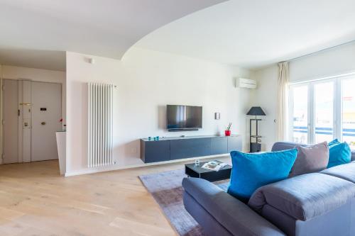 那不勒斯Casa di Cami by Wonderful Italy的带沙发和电视的客厅
