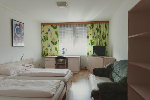因斯布鲁克卡文德索默尔酒店的酒店客房,设有两张床和一张沙发