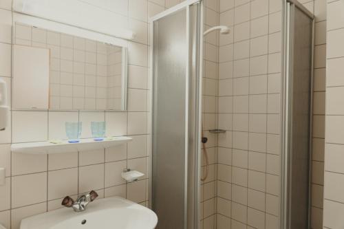 因斯布鲁克卡文德索默尔酒店的一间带水槽和淋浴的浴室