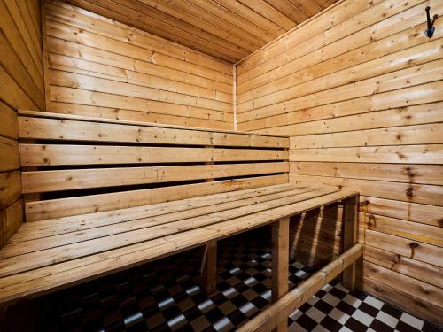 哈拉霍夫Apartment Harrachov 387 by Interhome的一间铺有黑白格子地板的木制桑拿浴室