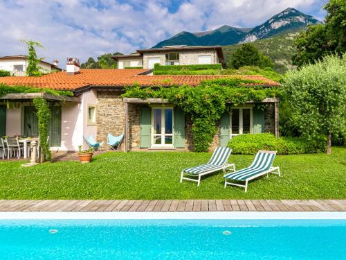 格里安泰卡德纳比亚Villa Villa Ulivo by Interhome的一座带两把椅子的房子和一个游泳池