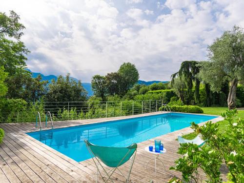 格里安泰卡德纳比亚Villa Villa Ulivo by Interhome的一个带两把椅子和一张桌子的游泳池