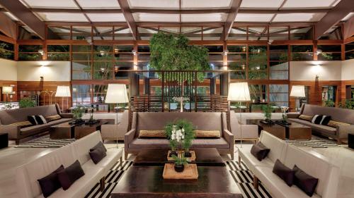 厄尔-汝姆披多朗皮多精品度假酒店的大厅,在大楼里长沙发和植物