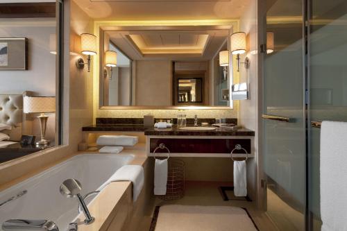 常州常州富力喜来登酒店的带浴缸、水槽和镜子的浴室