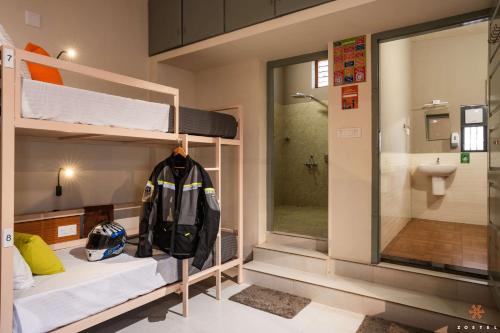 埃尔讷古勒姆Zostel Kochi (Ernakulam)的客房设有两张双层床和卫生间。