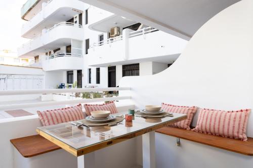 厄尔梅达诺Home2Book Charming Seaside Apt El Médano, Terrace的一间带桌椅的用餐室