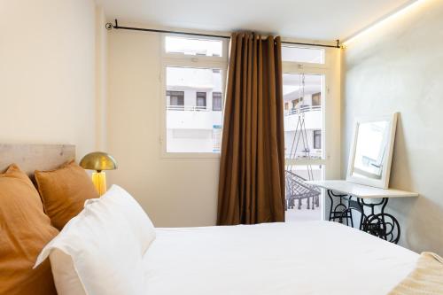 厄尔梅达诺Home2Book Charming Seaside Apt El Médano, Terrace的卧室配有白色的床和窗户。