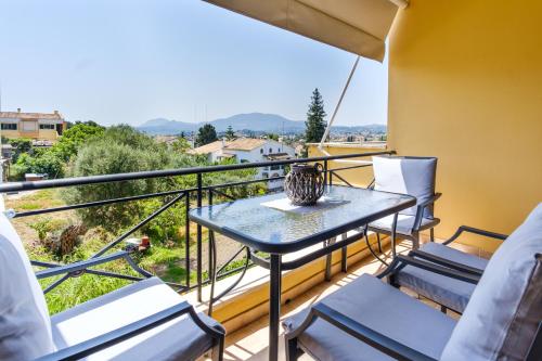 科孚镇Savvitsa's Apartment的设有一个配有桌椅并享有美景的阳台。