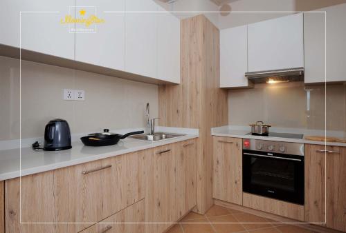 乌兰巴托Morning Star Residences Ulaanbaatar的厨房配有白色橱柜和水槽