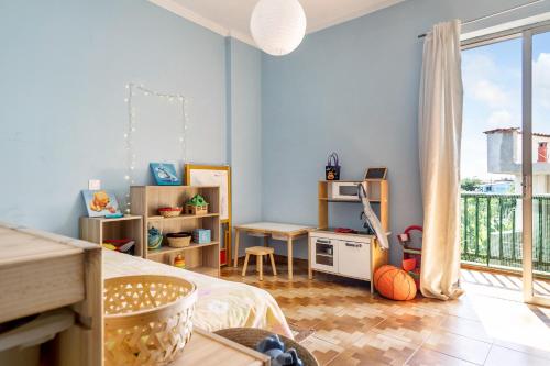 GastoúniNice central family apartment的一间卧室配有一张床、一张书桌和一个窗户。