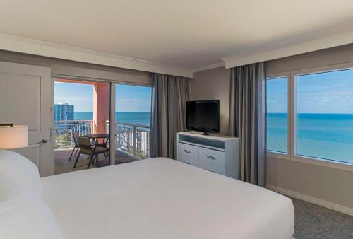 克利尔沃特凯悦克利尔沃特海滩度假酒店的一间卧室配有一张床,享有海景