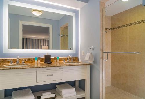 克利尔沃特凯悦克利尔沃特海滩度假酒店的一间带水槽和淋浴的浴室