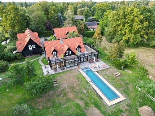 布尔格NaturApartments & Spa的享有带游泳池的房屋的空中景致