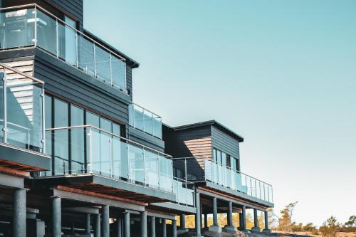 赫塔HavsVidden Resort的享有建筑外部景致,设有玻璃阳台