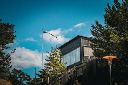 赫塔HavsVidden Resort的风筝在建筑物前飞行