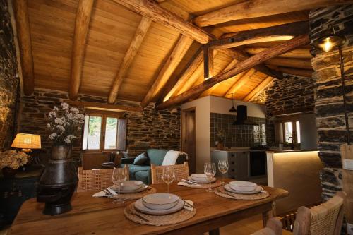 FolgosoLar da cima的厨房以及带木桌和椅子的用餐室。