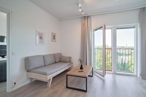 图尔库Norden Homes 2-Bedroom Apartment的带沙发和咖啡桌的客厅