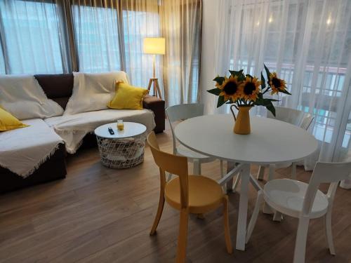 库列拉Cullera Mar的客厅配有白色桌子和白色沙发