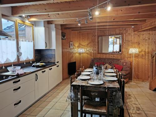 雷加霍斯达哈施Demi-Chalet l'Ancolie -- Prox pistes的厨房以及带桌椅的用餐室。