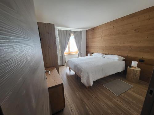 博尔米奥K2 home的卧室配有白色的床和窗户。