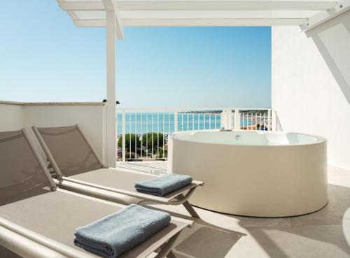 努马纳View Place & Spa的海景阳台上设有浴缸。