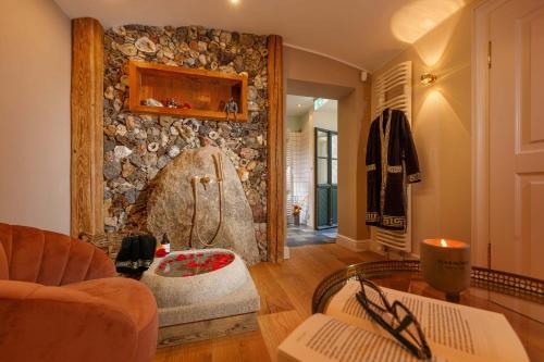 伊尔森堡Luxus Hotel Design Villa Ottilienruh Ilsenburg im Harz的客厅设有带淋浴的石墙