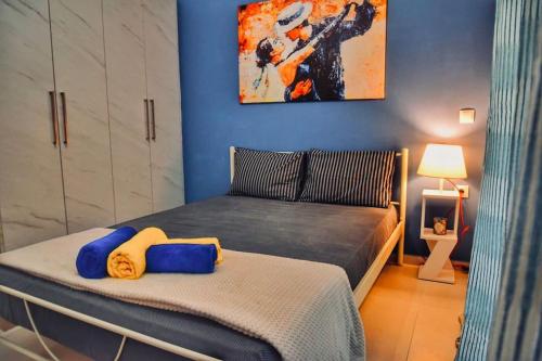 阿尔戈斯Perseas House的一间卧室配有一张蓝色墙壁的床