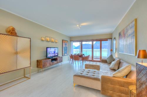 卡波拉戈Emotion Lake View - Happy Rentals的带沙发和电视的客厅