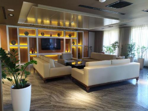 布哈拉Hotel Bukhara的客厅配有白色沙发和电视